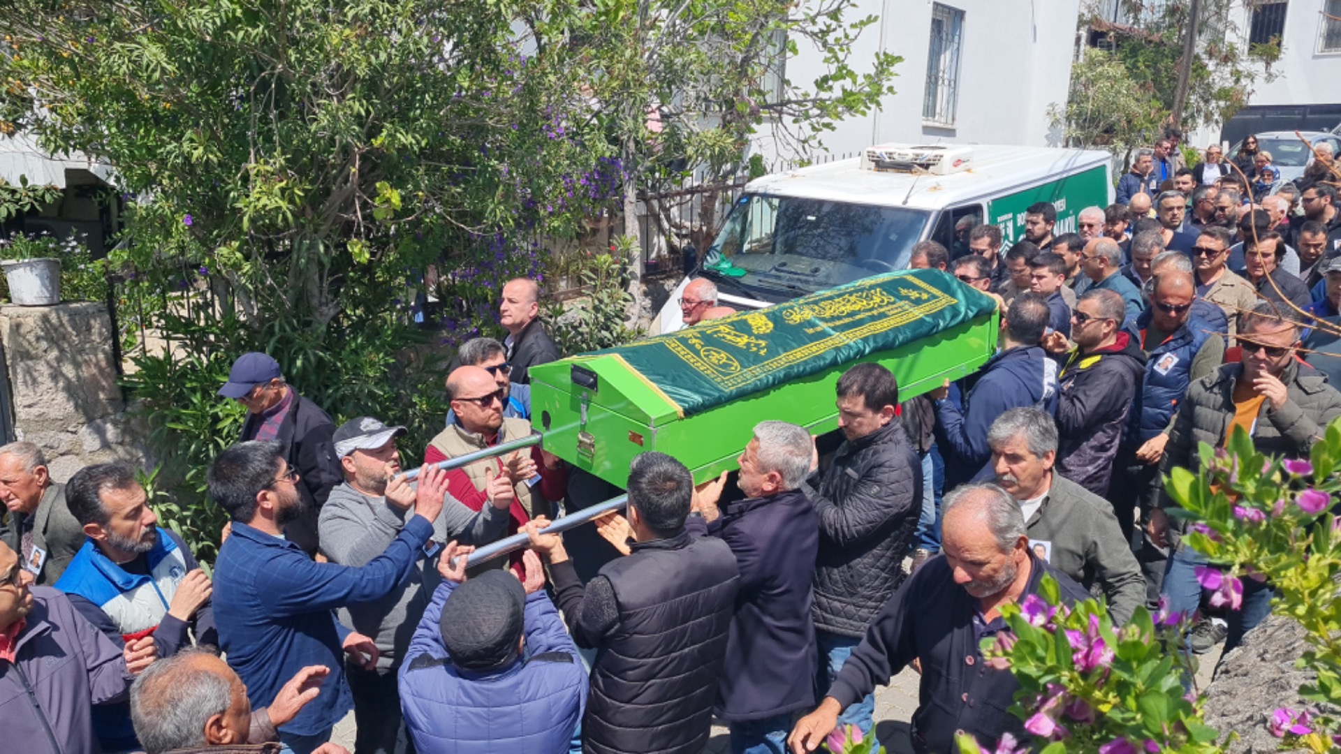 Annesi ve kardeşini öldürüp intihar eden Akpınar, toprağa verildi 