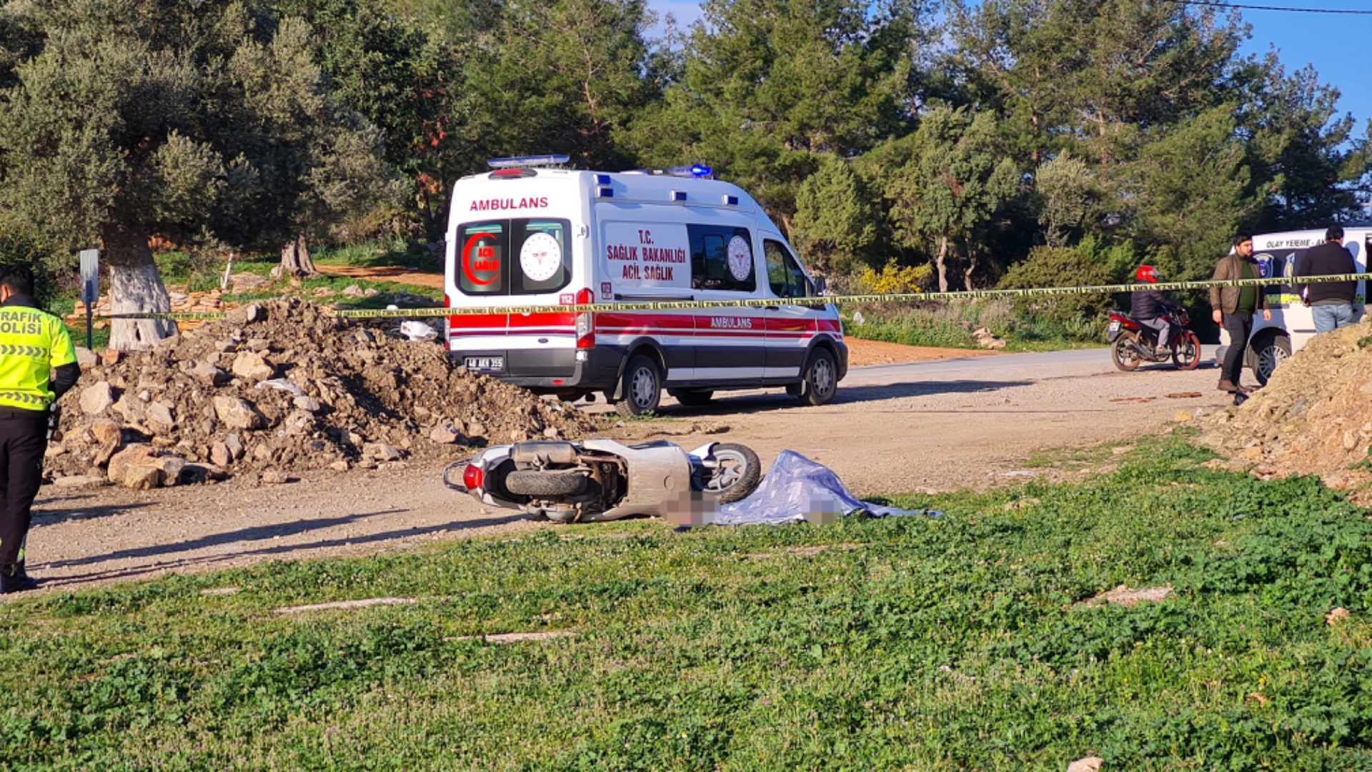 Motosikletin yanında ölü bulundu