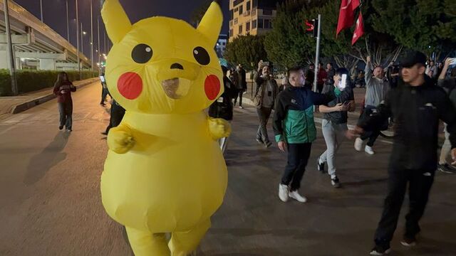 Polisten kaçan Pikachu’nun zor anları :))