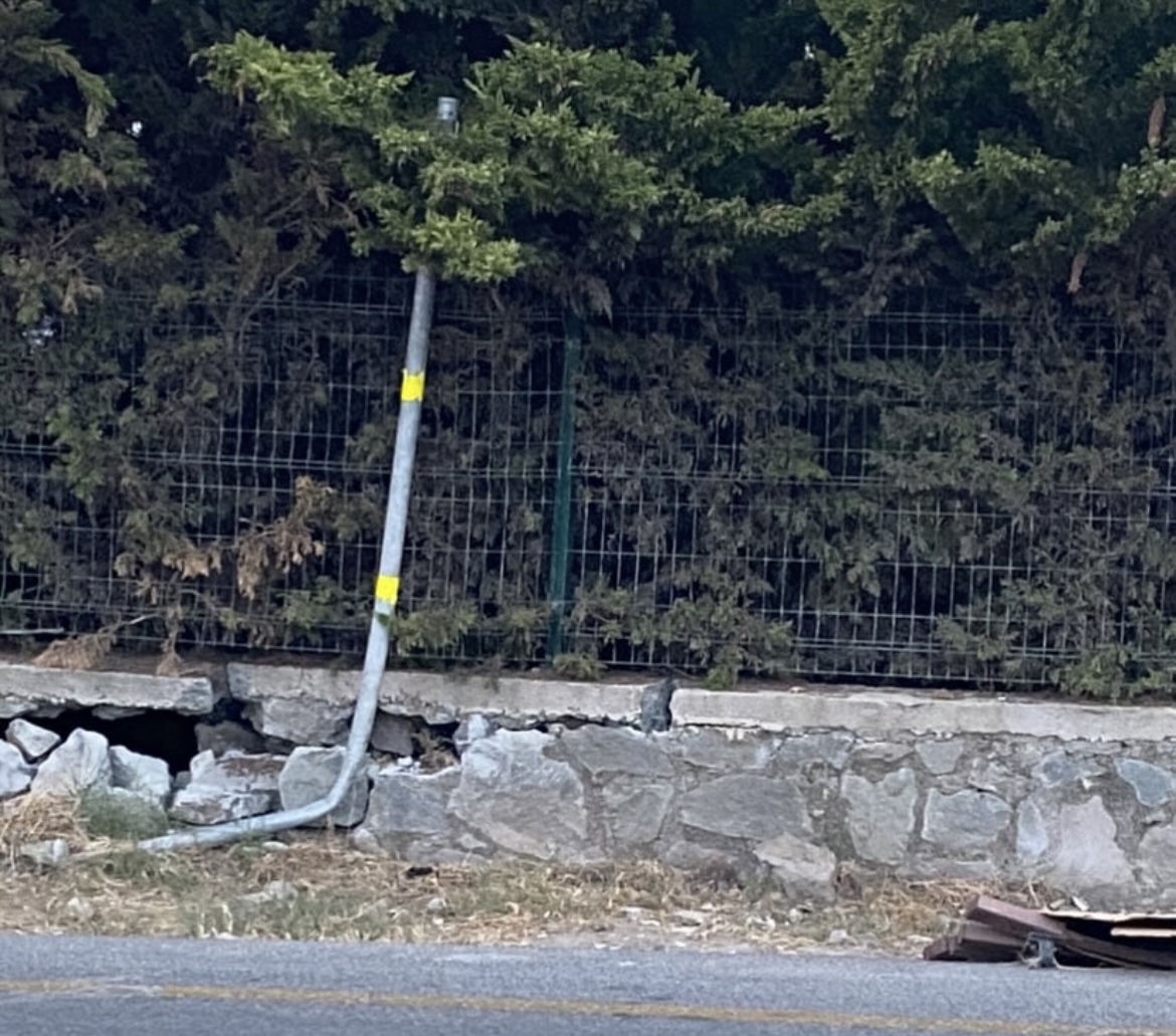 Trafik güvenlik aynasının düşmesi, Gümüşlük yolunda tehlike arz ediyor! 