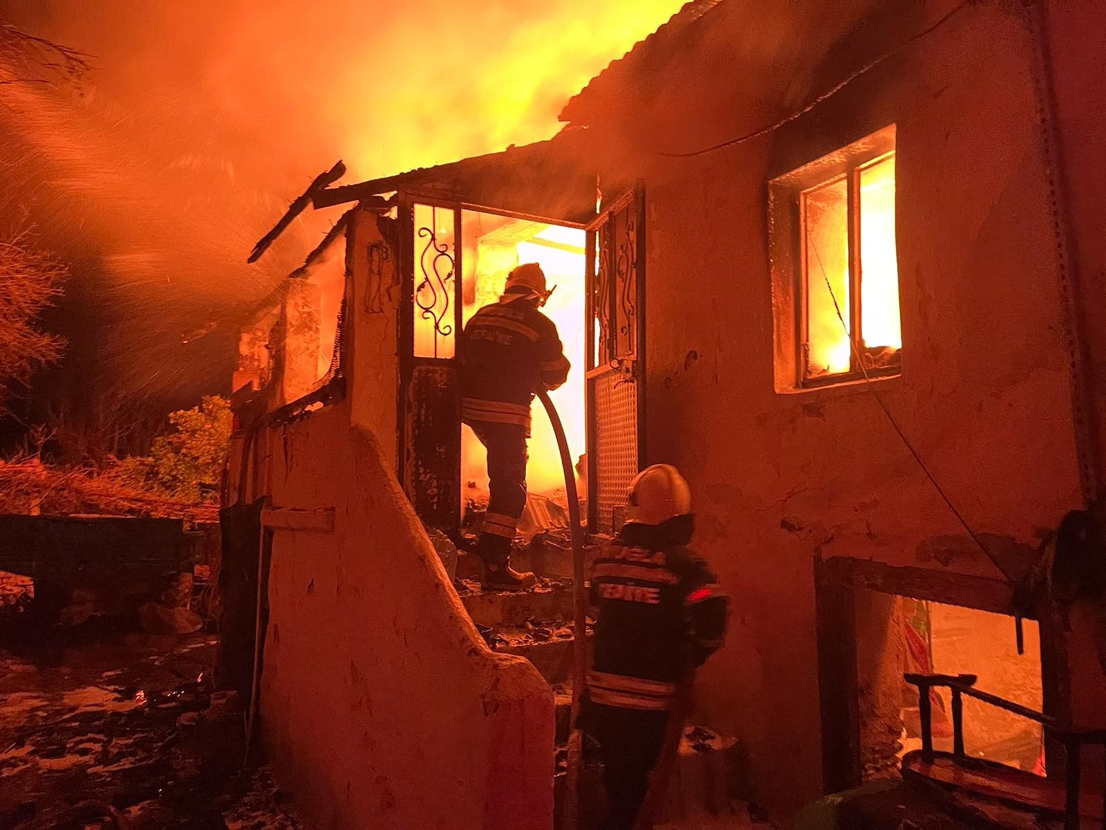  Milas'ta iki katlı ev küle döndü