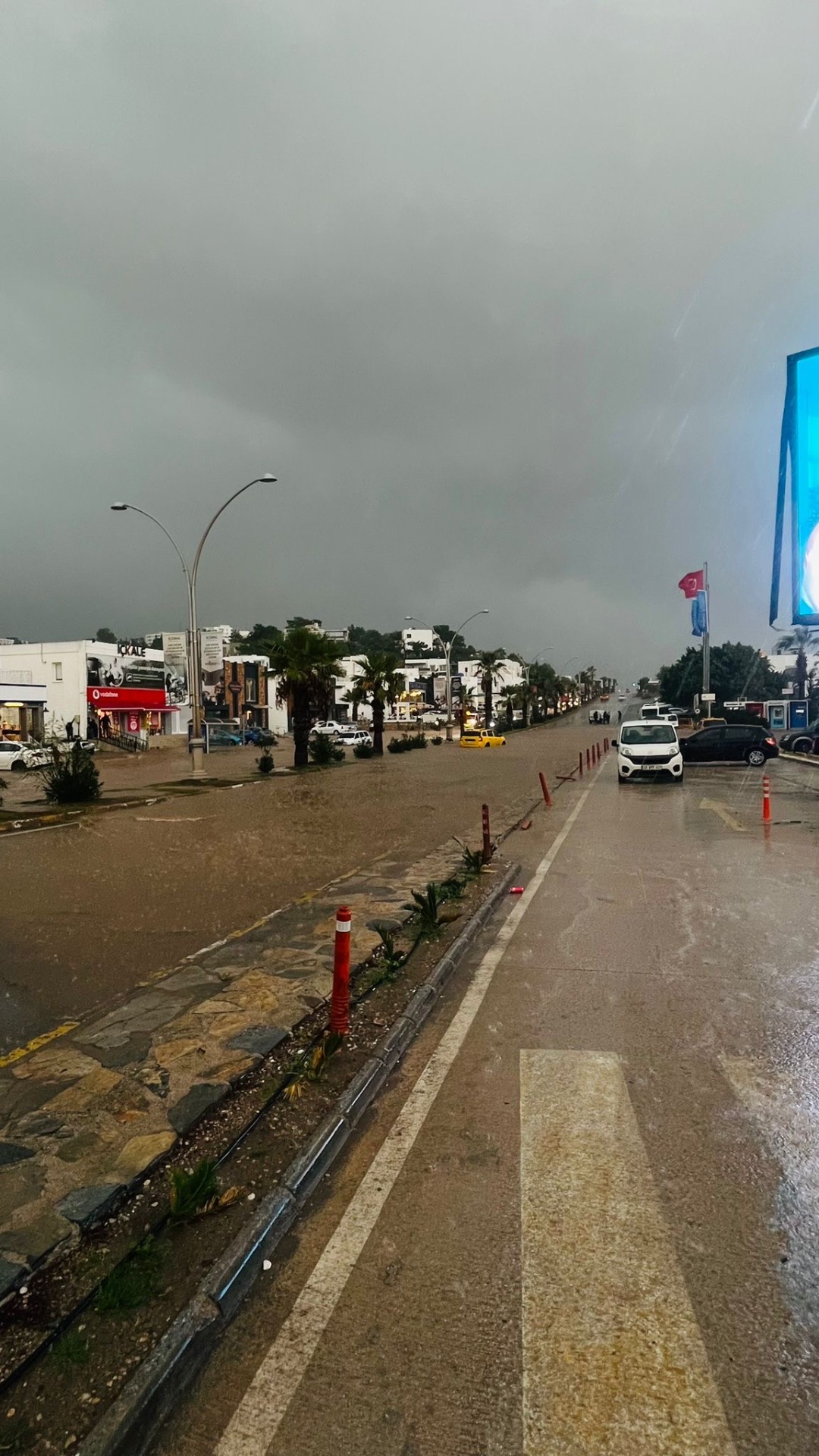 Bodrum’da Şiddetli Fırtına ve Sağanak Yağış Hayatı Olumsuz Etkiliyor