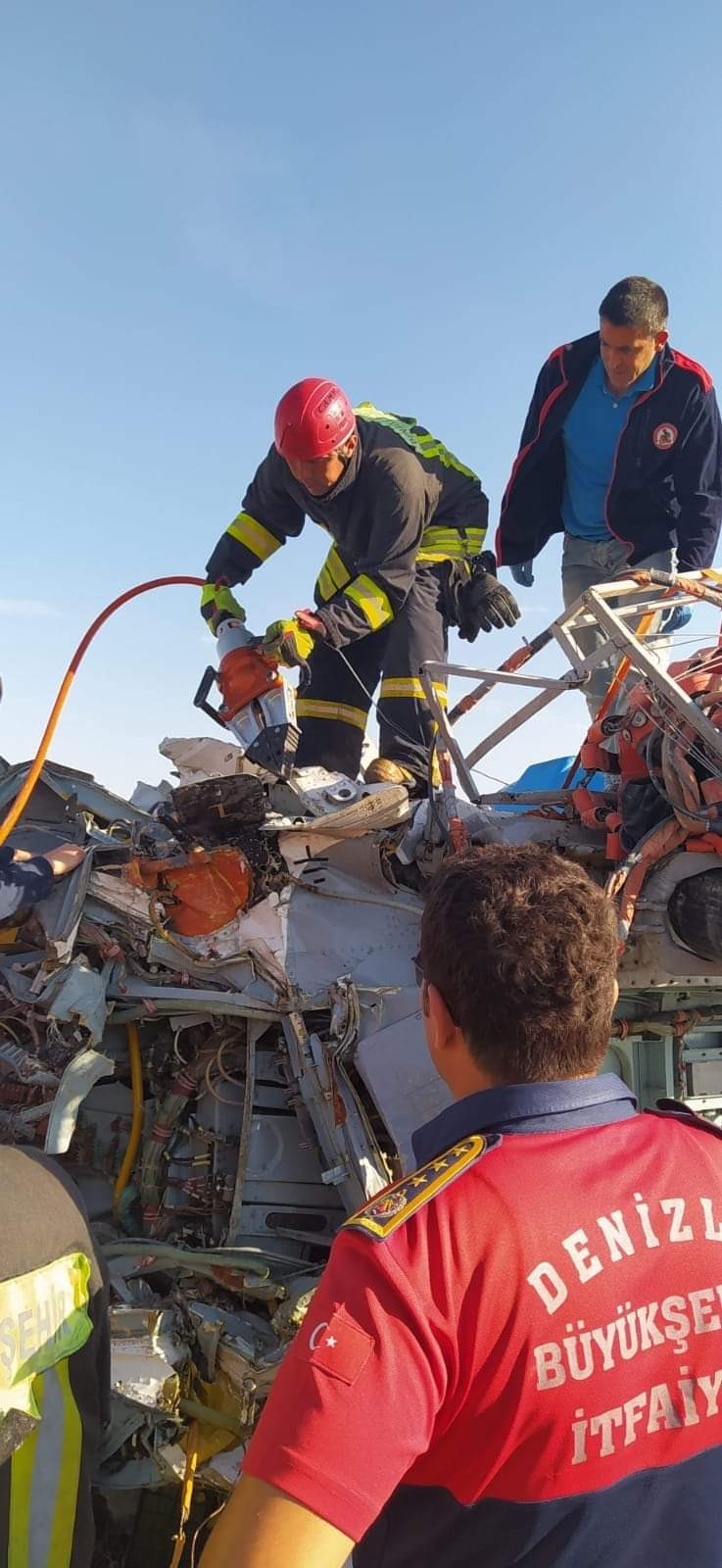Yangın helikopteri kaza yaptı! 2 personel hayatını kaybetti