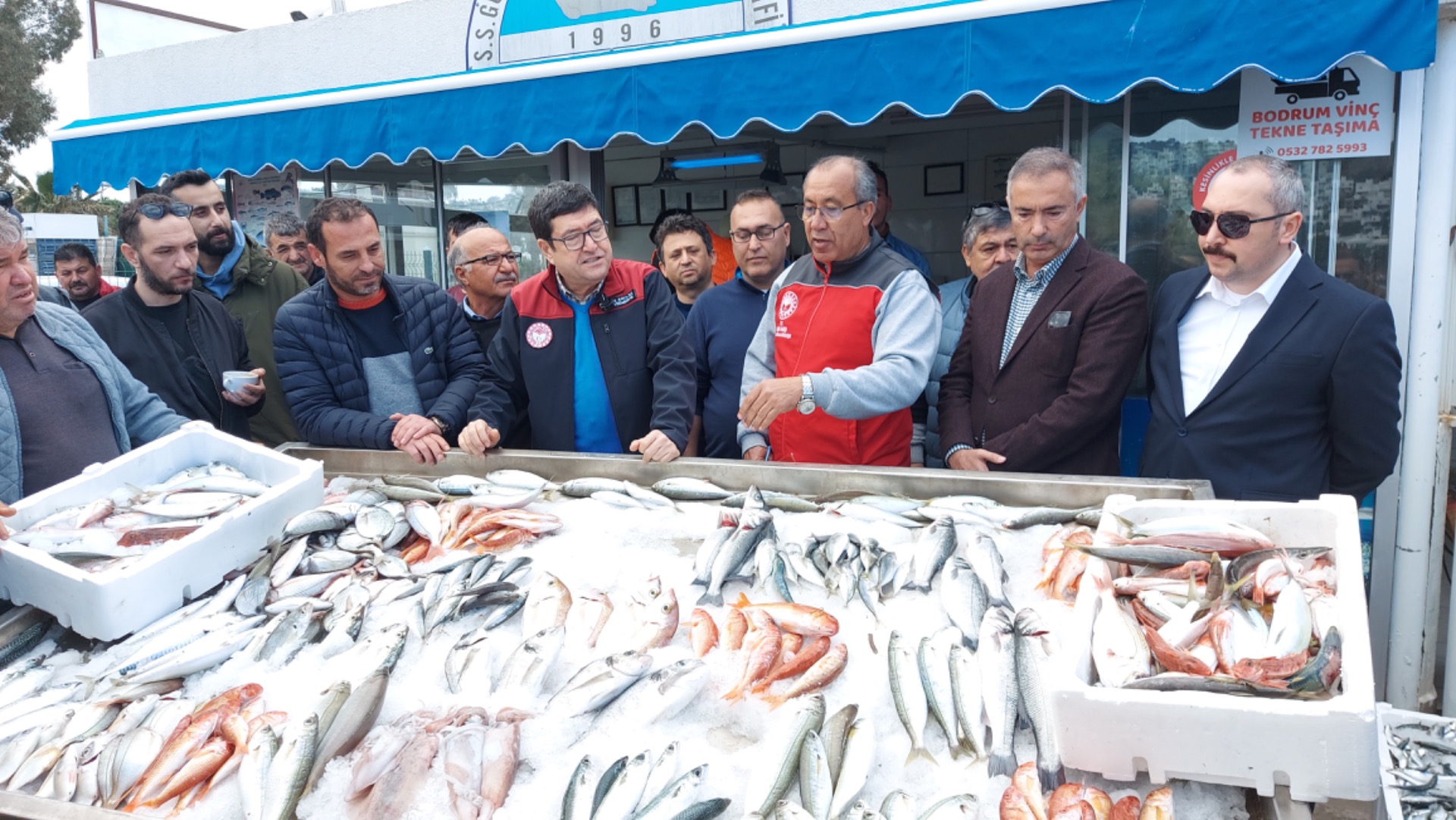 Tuttukları balıkları açık artırmada satıp, parasını depremzedelere bağışladılar