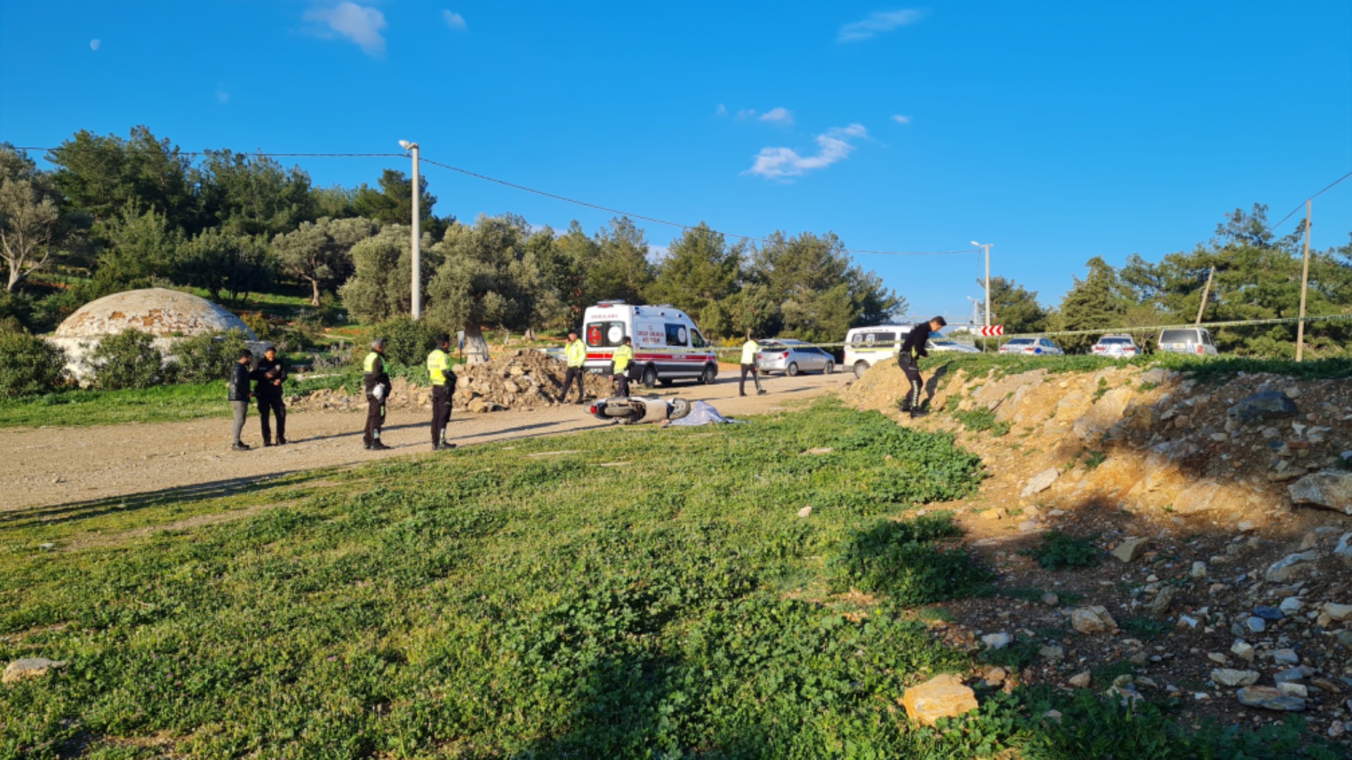 Motosikletin yanında ölü bulundu