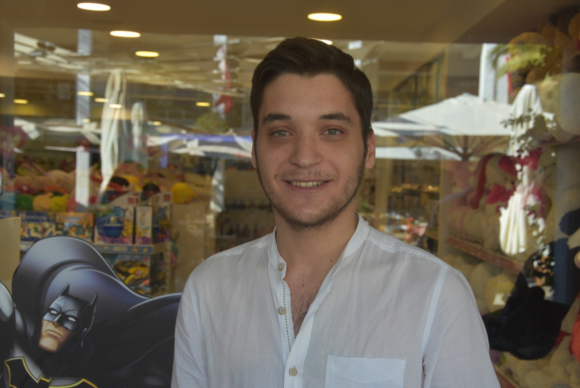 Üç köpeğin mağazadan oyuncak köpek çalması görenleri gülümsetti