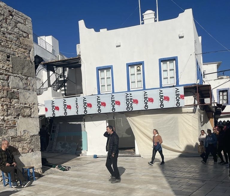 Seçim dönemi tabela kirliliğini de beraberinde getirdi