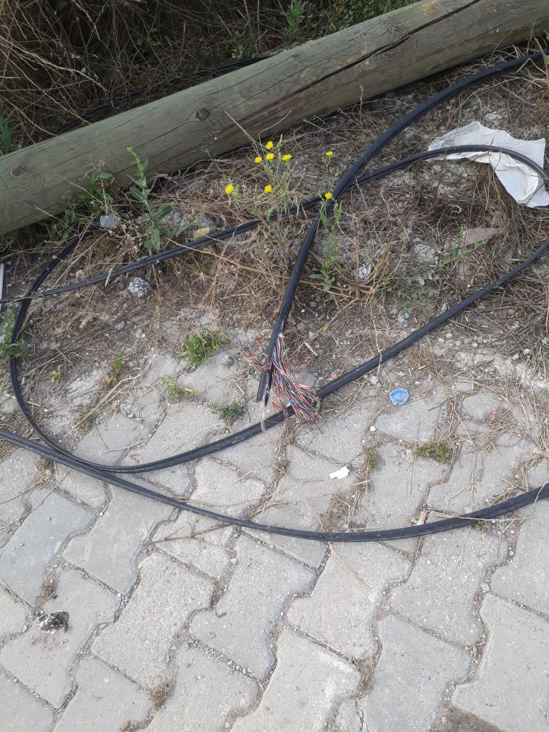 Mumcular’da devrilen telefon direği tehlike saçıyor! 