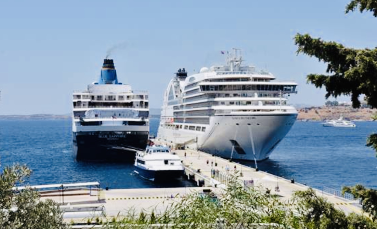 Bahama bandıralı kruvaziyer Seabourn Encore Bodrum'a demirledi