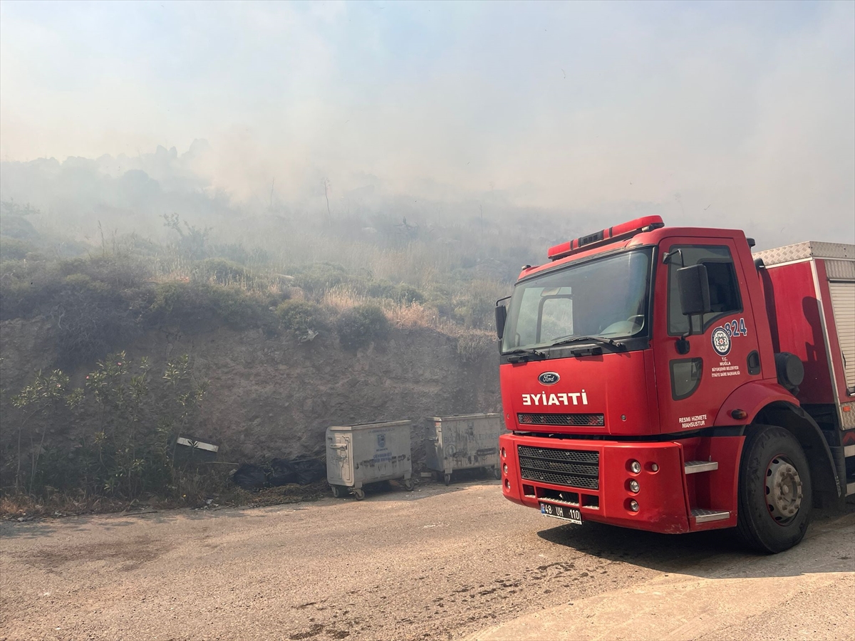 BODRUM'DA MAKİLİK VE OTLUK ALANDA ÇIKAN YANGIN SÖNDÜRÜLDÜ