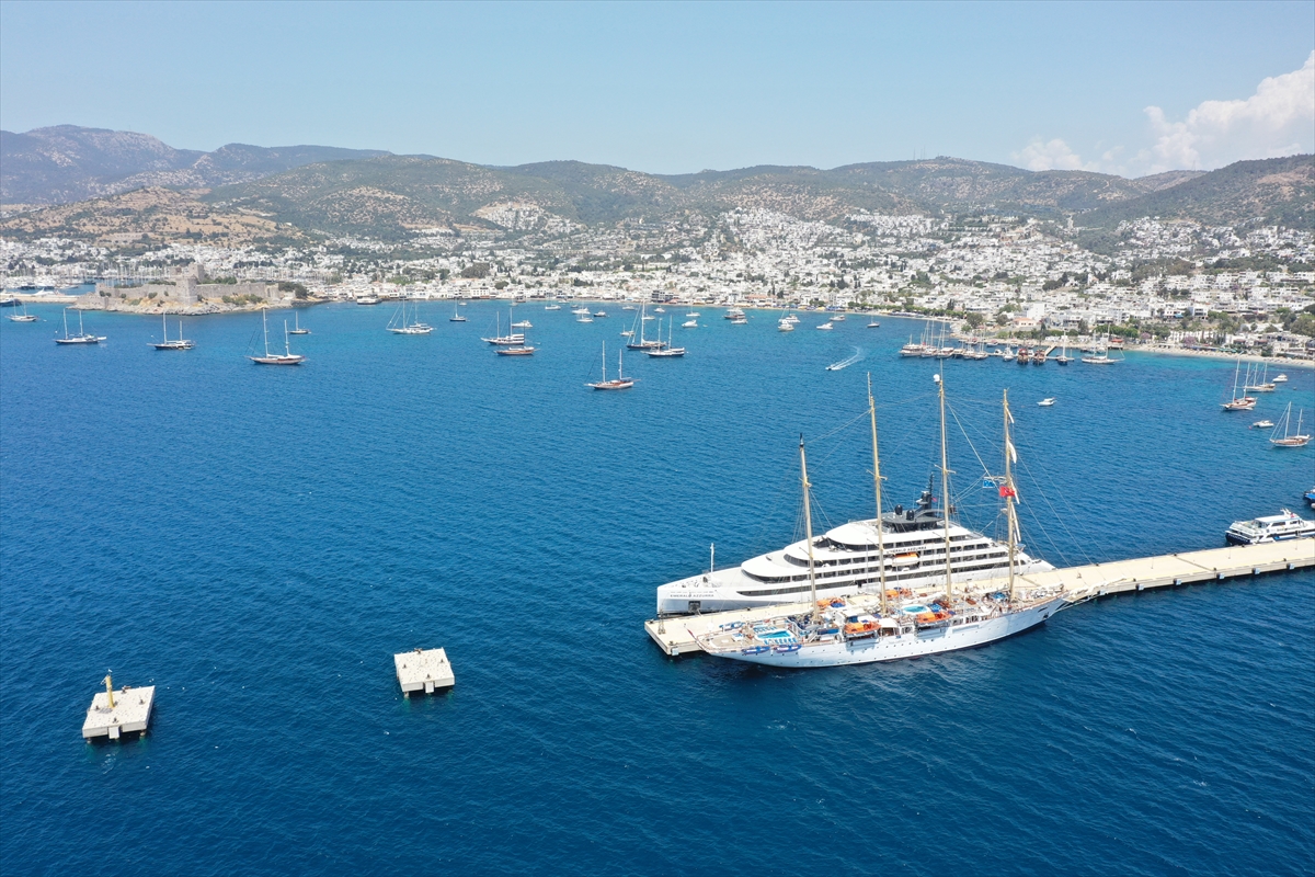 MALTA VE BAHAMALAR BANDIRALI 2 KRUVAZİYER BODRUM'A YANAŞTI