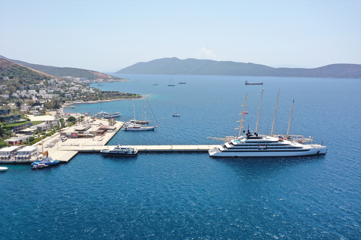 MALTA VE BAHAMALAR BANDIRALI 2 KRUVAZİYER BODRUM'A YANAŞTI