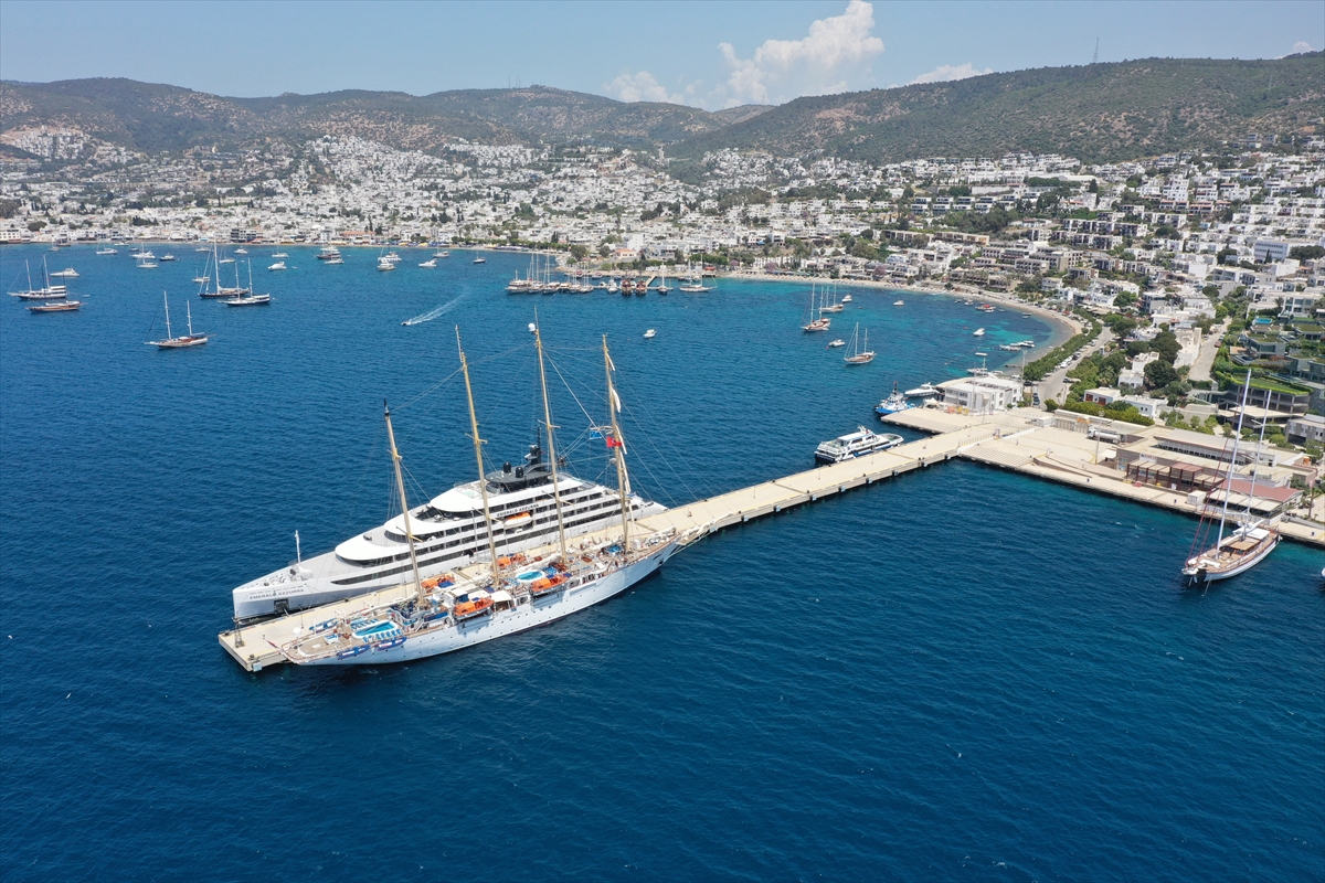 MALTA VE BAHAMALAR BANDIRALI 2 KRUVAZİYER BODRUM'A YANAŞTI