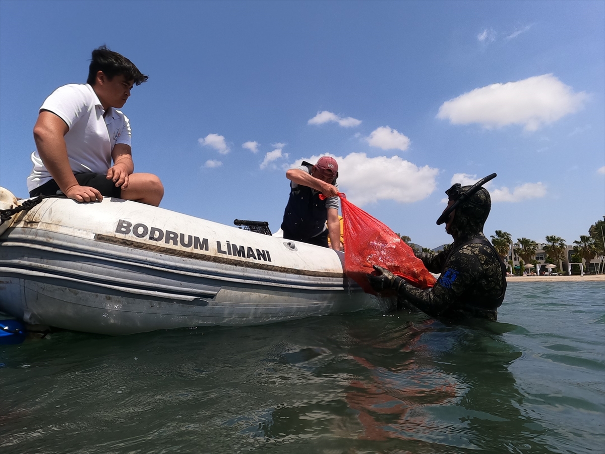 BODRUM'DA DALGIÇLAR YAKLAŞIK 10 YILDIR DENİZ DİBİNİ TEMİZLİYOR