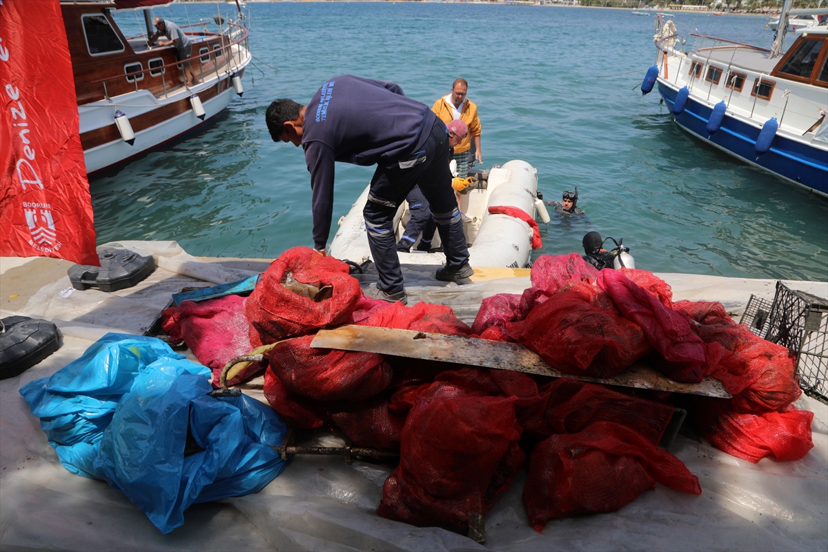 BODRUM'DA DALGIÇLAR YAKLAŞIK 10 YILDIR DENİZ DİBİNİ TEMİZLİYOR