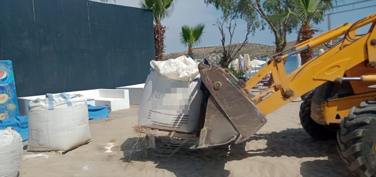 BODRUM'DA SAHİLE BEYAZ KUM SERİLMESİNE BELEDİYE MÜDAHALE ETTİ 