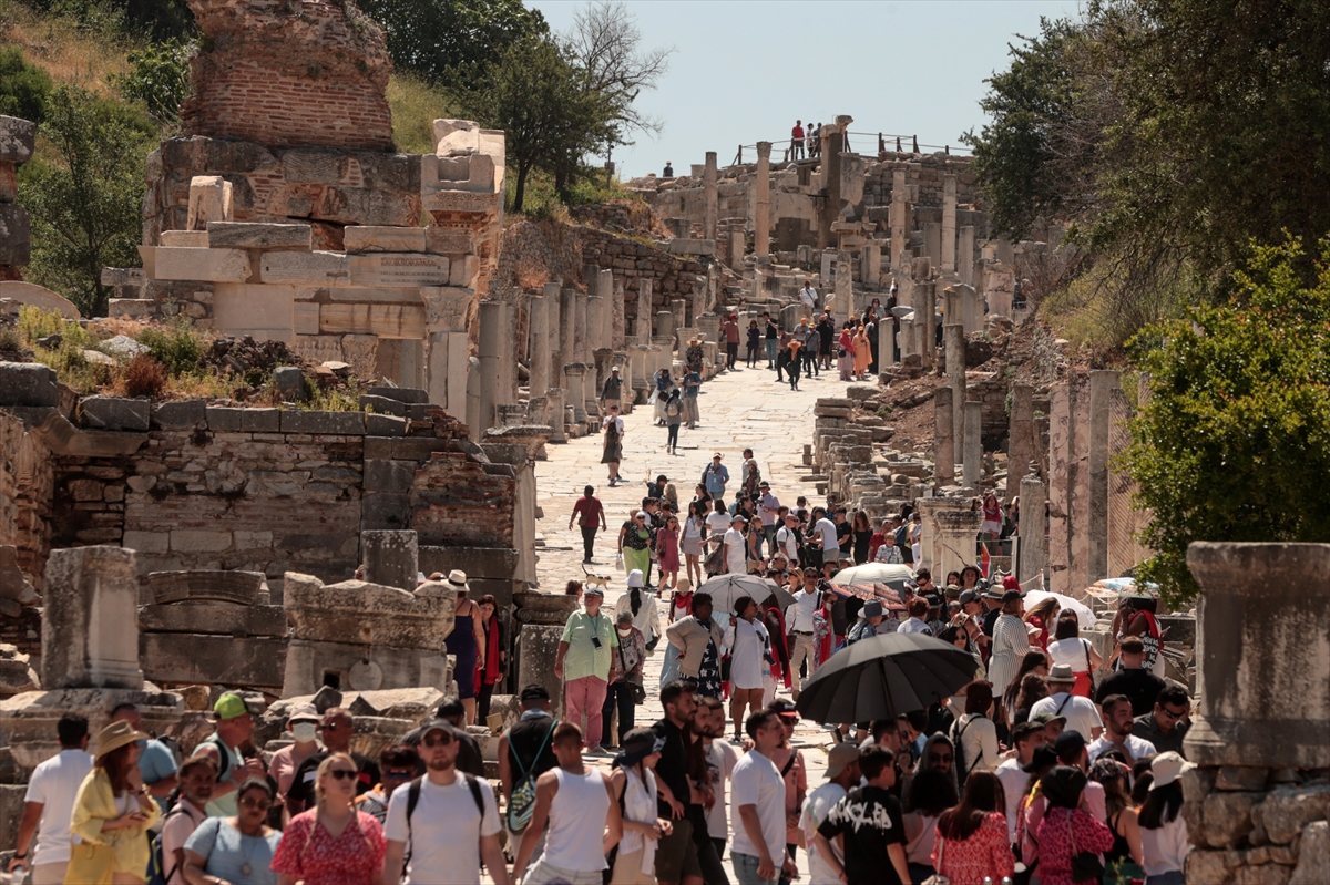 EFES ANTİK KENTİ'NDE SALGININ İZİ 