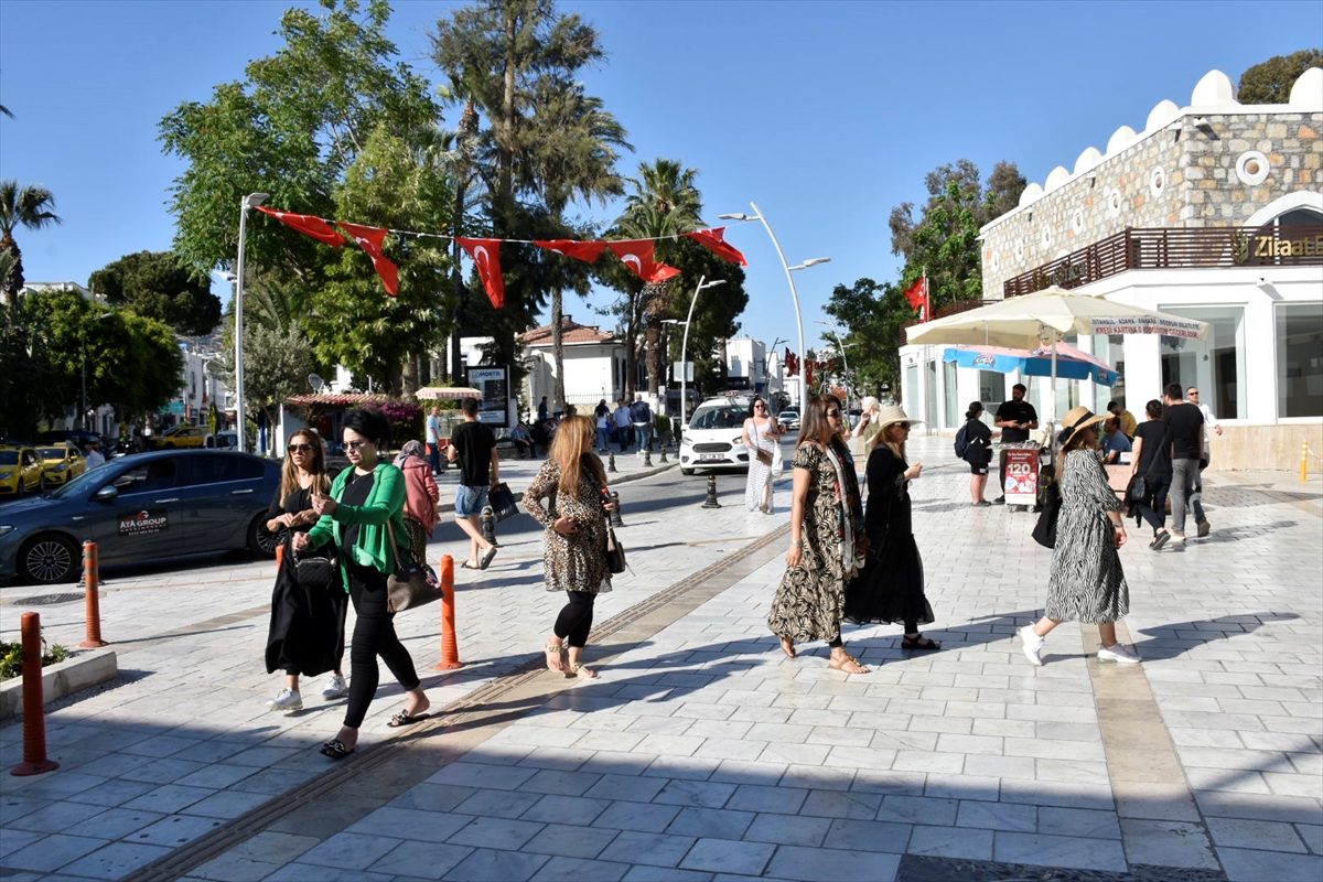 BODRUM VE MARMARİS SAHİLLERİNDE HAREKETLİLİK YAŞANIYOR