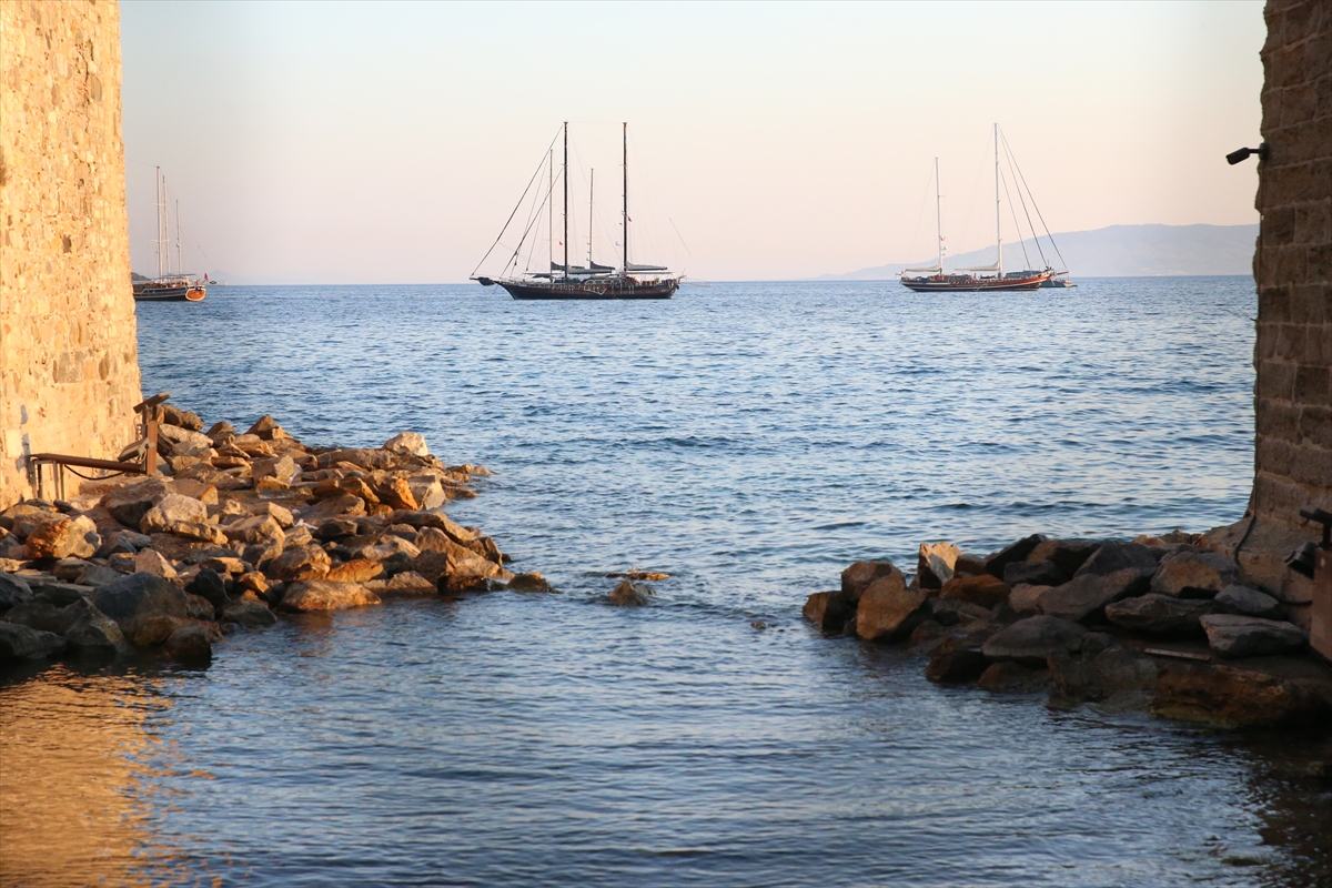 TURİSTLER, BİRBİRİNDEN LÜKS BODRUM GULETLERİYLE MAVİLİKLERE YELKEN AÇIYOR
