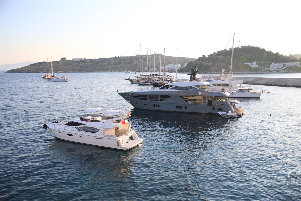 TURİSTLER, BİRBİRİNDEN LÜKS BODRUM GULETLERİYLE MAVİLİKLERE YELKEN AÇIYOR