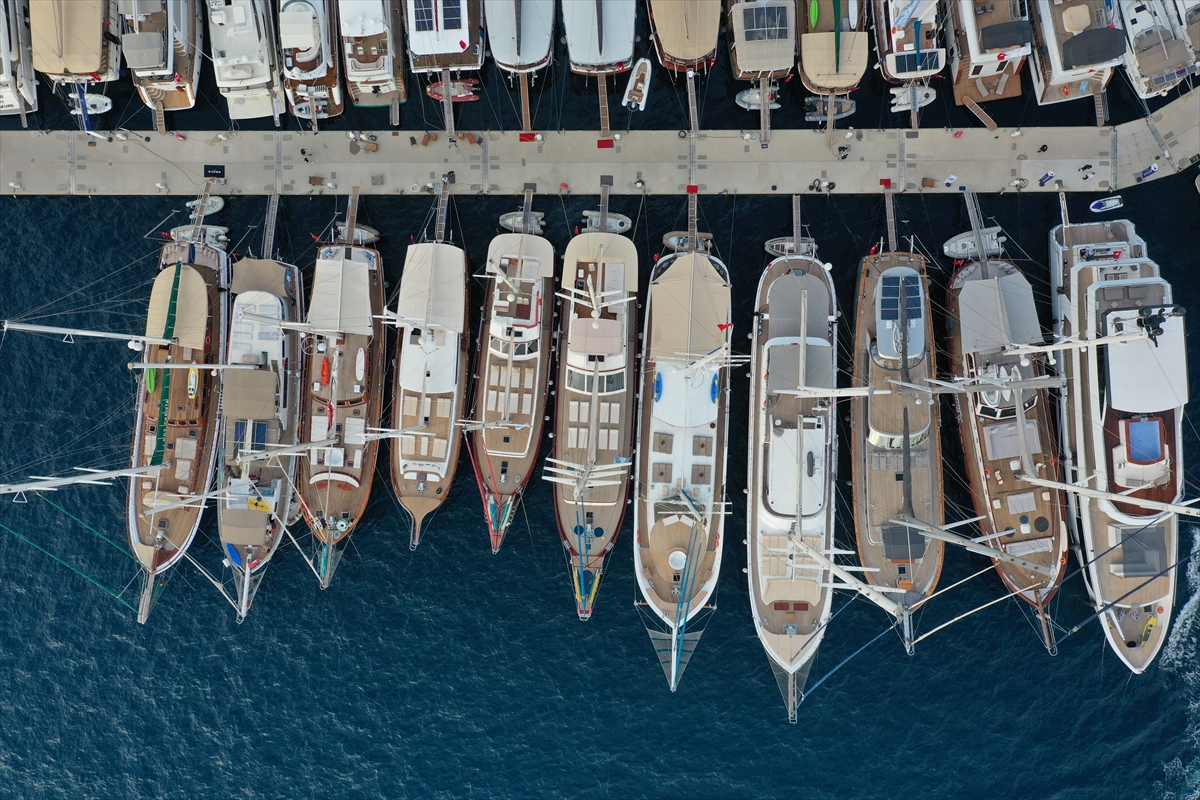 TURİSTLER, BİRBİRİNDEN LÜKS BODRUM GULETLERİYLE MAVİLİKLERE YELKEN AÇIYOR