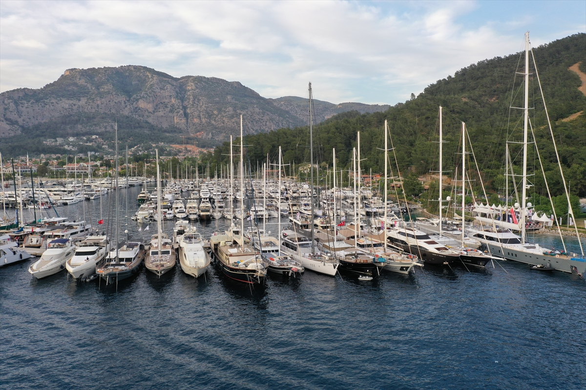 TURİSTLER, BİRBİRİNDEN LÜKS BODRUM GULETLERİYLE MAVİLİKLERE YELKEN AÇIYOR