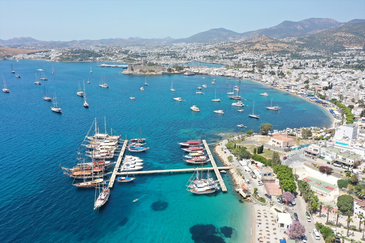 TURİSTLER, BİRBİRİNDEN LÜKS BODRUM GULETLERİYLE MAVİLİKLERE YELKEN AÇIYOR