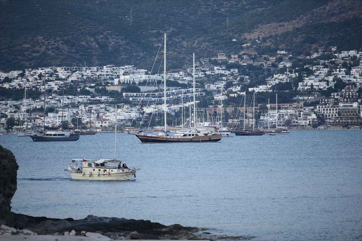 TURİSTLER, BİRBİRİNDEN LÜKS BODRUM GULETLERİYLE MAVİLİKLERE YELKEN AÇIYOR
