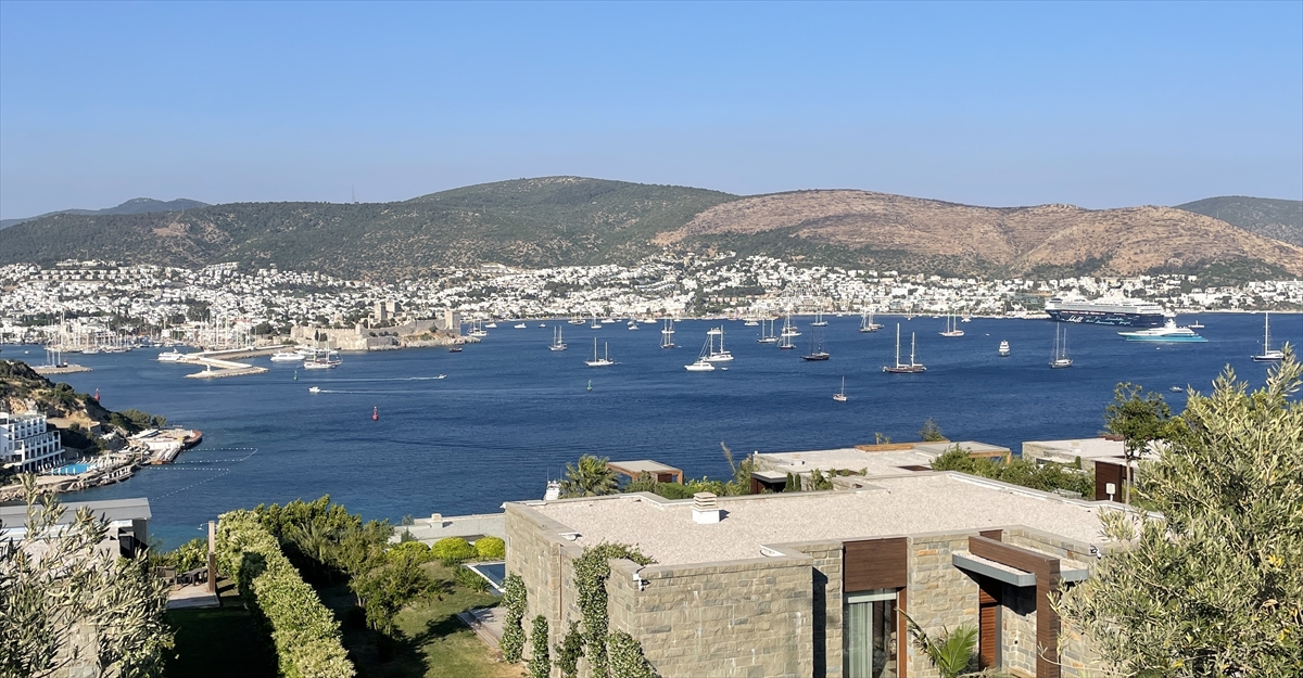 TURİSTLER, BİRBİRİNDEN LÜKS BODRUM GULETLERİYLE MAVİLİKLERE YELKEN AÇIYOR