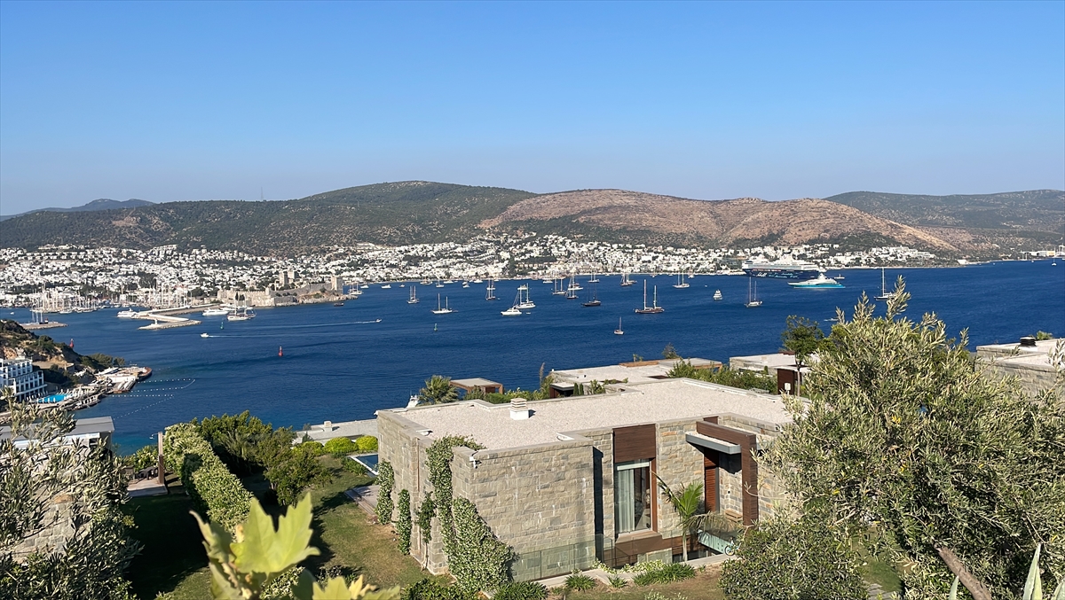 TURİSTLER, BİRBİRİNDEN LÜKS BODRUM GULETLERİYLE MAVİLİKLERE YELKEN AÇIYOR