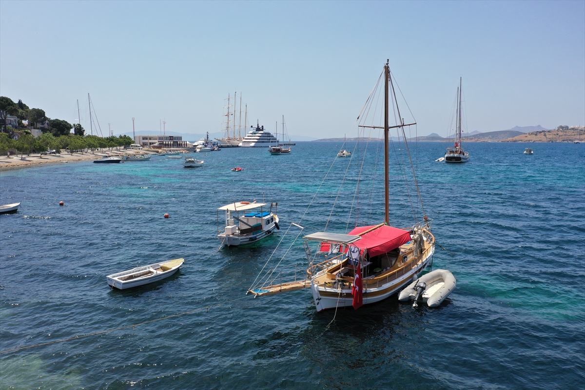 TURİSTLER, BİRBİRİNDEN LÜKS BODRUM GULETLERİYLE MAVİLİKLERE YELKEN AÇIYOR