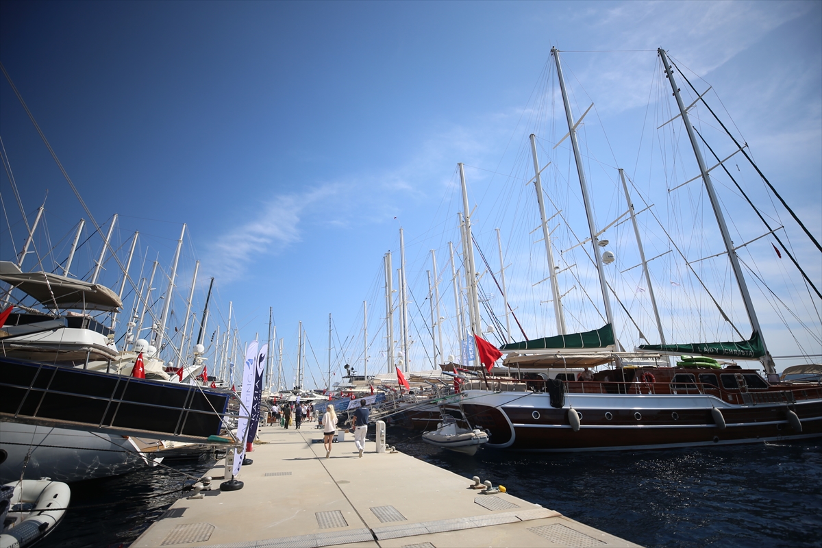 TURİSTLER, BİRBİRİNDEN LÜKS BODRUM GULETLERİYLE MAVİLİKLERE YELKEN AÇIYOR
