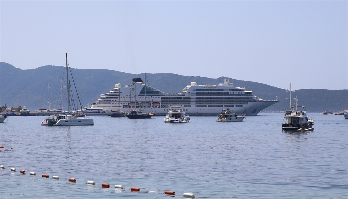 BAHAMA BANDIRALI KRUVAZİYER SEABOURN ENCORE, BODRUM'DA MOLA VERDİ