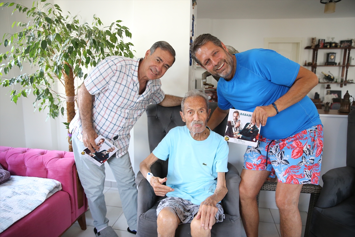 Caz sanatçısı 96 yaşındaki Bozkurt İlham Gencer 45'lik plak için oğluyla stüdyoya girdi