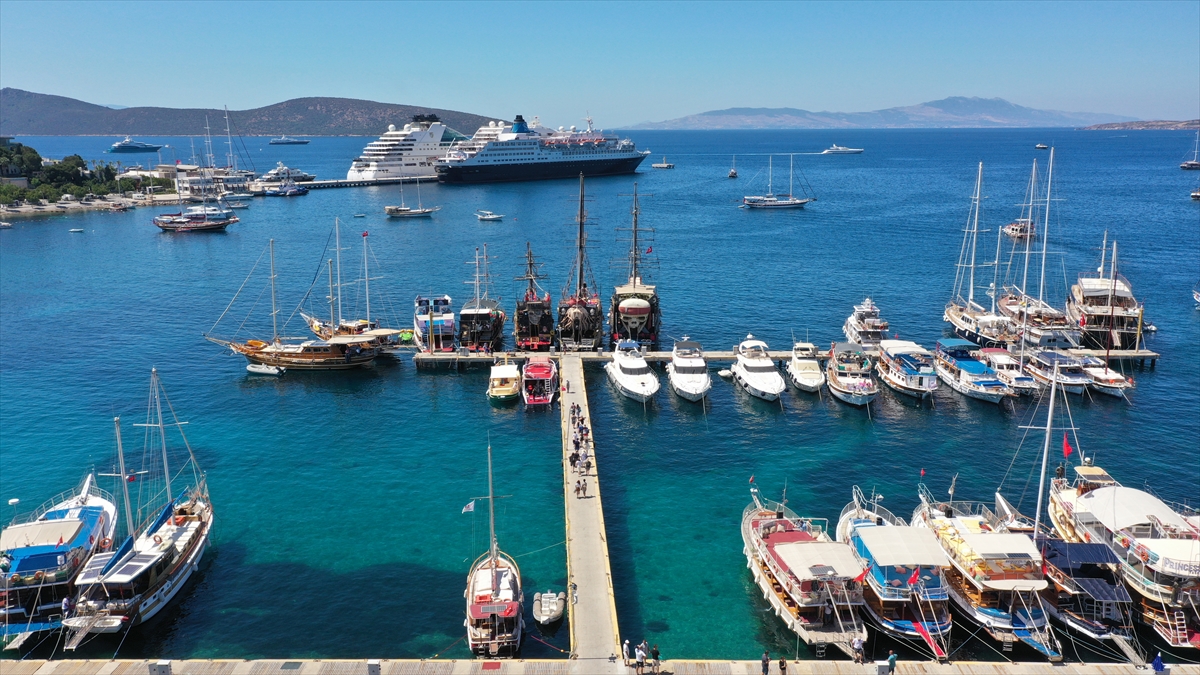 Bahamalar bandıralı 2 kruvaziyer Bodrum'a yanaştı