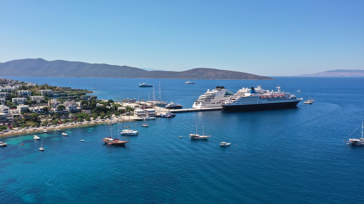 Bahamalar bandıralı 2 kruvaziyer Bodrum'a yanaştı