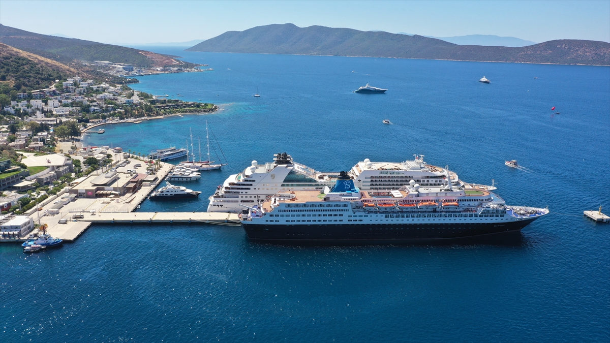 Bahamalar bandıralı 2 kruvaziyer Bodrum'a yanaştı