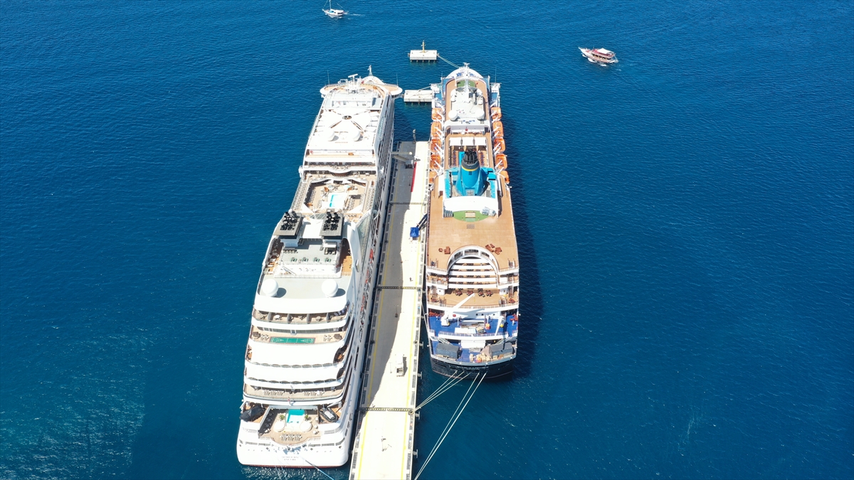 Bahamalar bandıralı 2 kruvaziyer Bodrum'a yanaştı