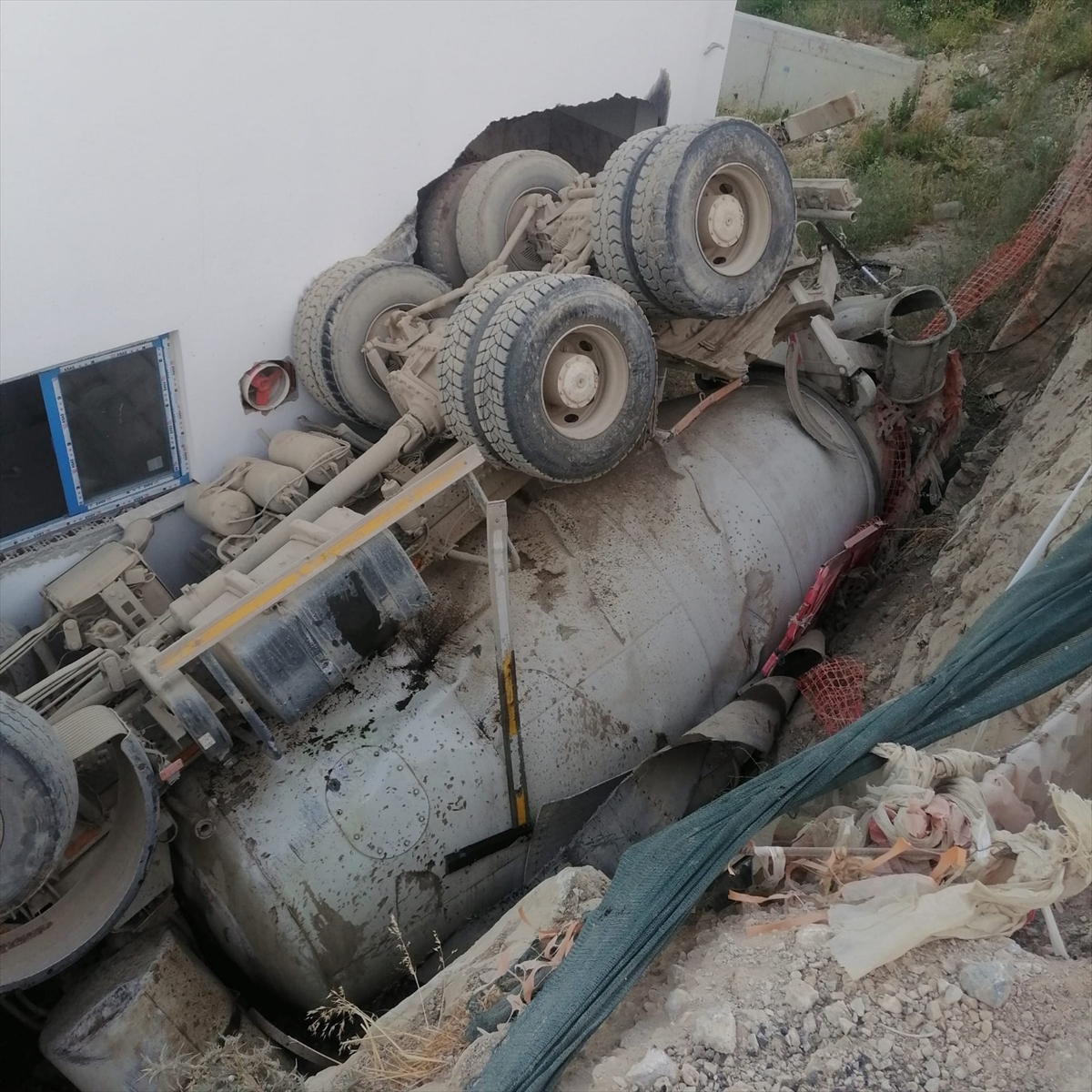 Bodrum'da bir binanın duvarına çarparak devrilen beton mikserinin şoförü yaralandı