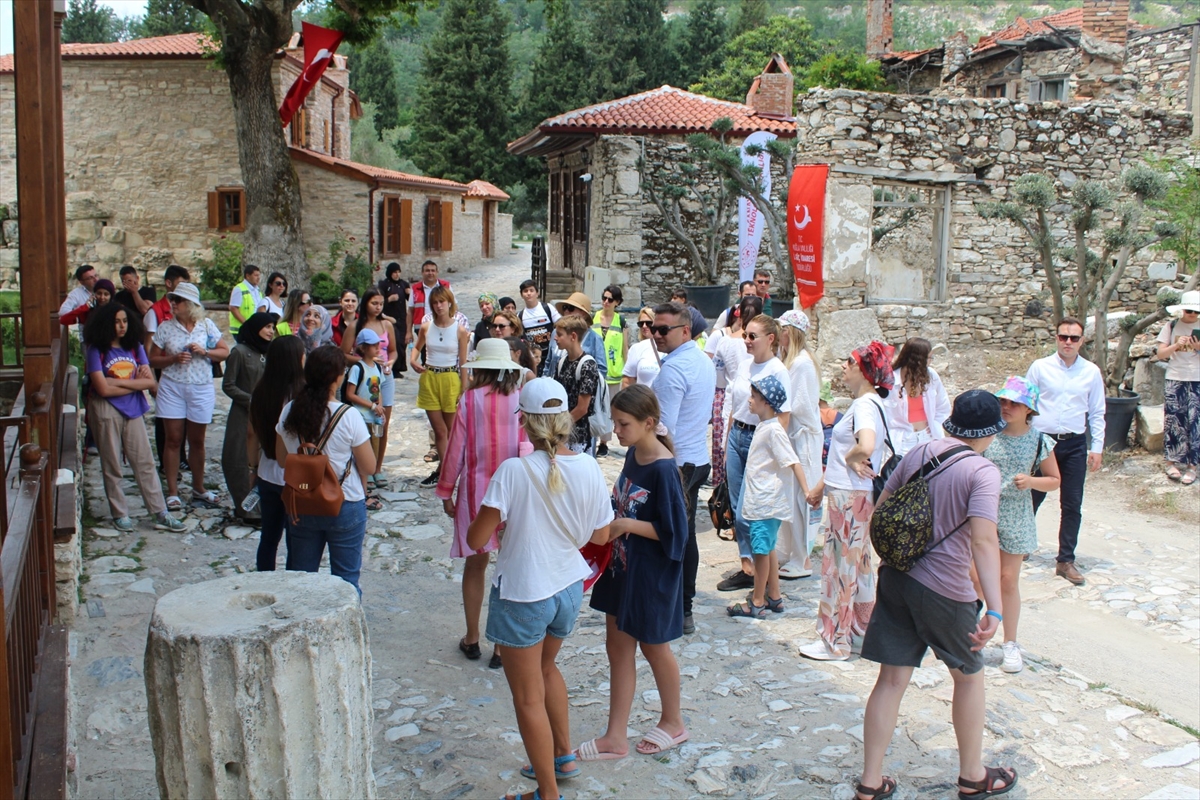 Muğla'da yaşayan Suriyeliler ve Ukraynalılar antik kentleri gezdi