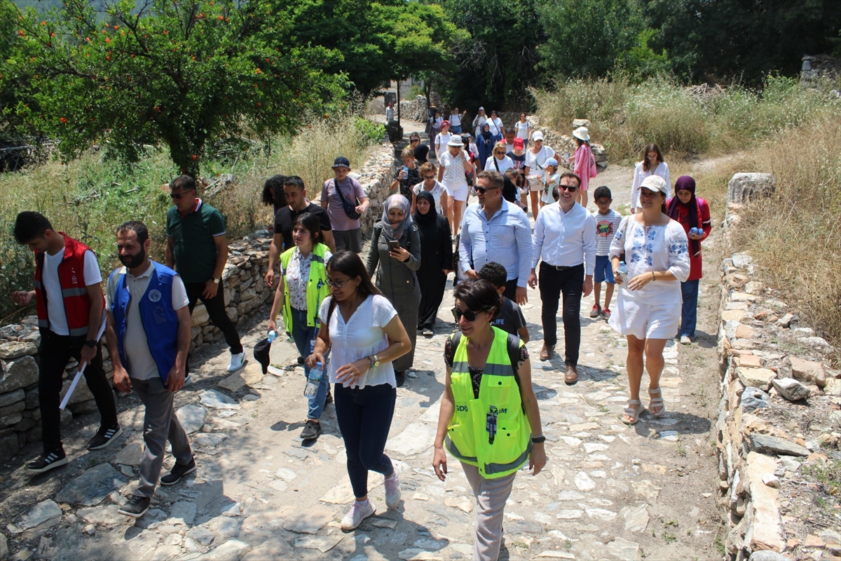 Muğla'da yaşayan Suriyeliler ve Ukraynalılar antik kentleri gezdi