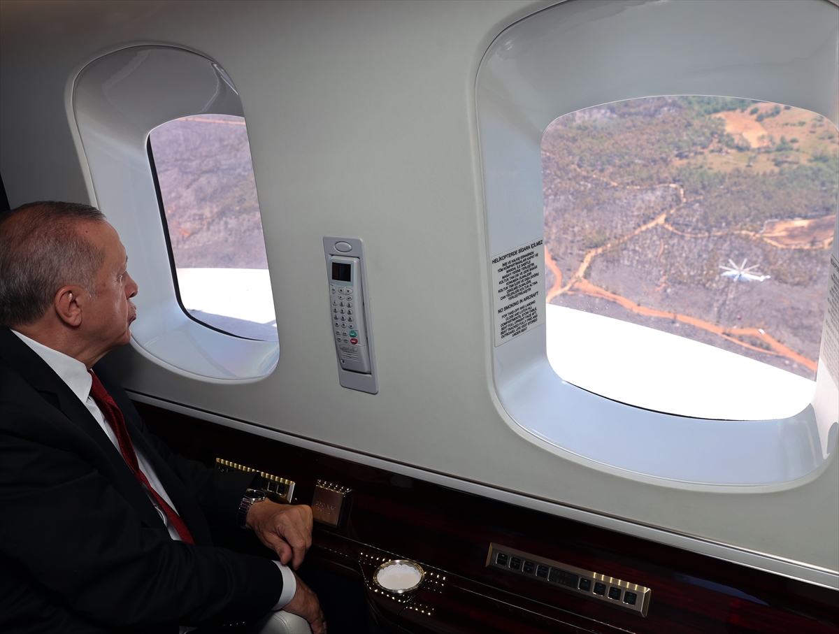 Cumhurbaşkanı Recep Tayyip Erdoğan, Marmaris'teki orman yangınını havadan inceledi 