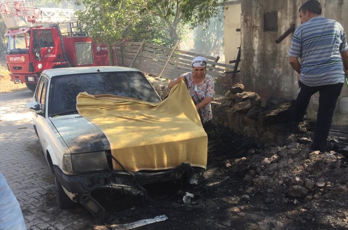 Bodrum'da otluk alanda başlayıp otomobile sıçrayan yangın söndürüldü