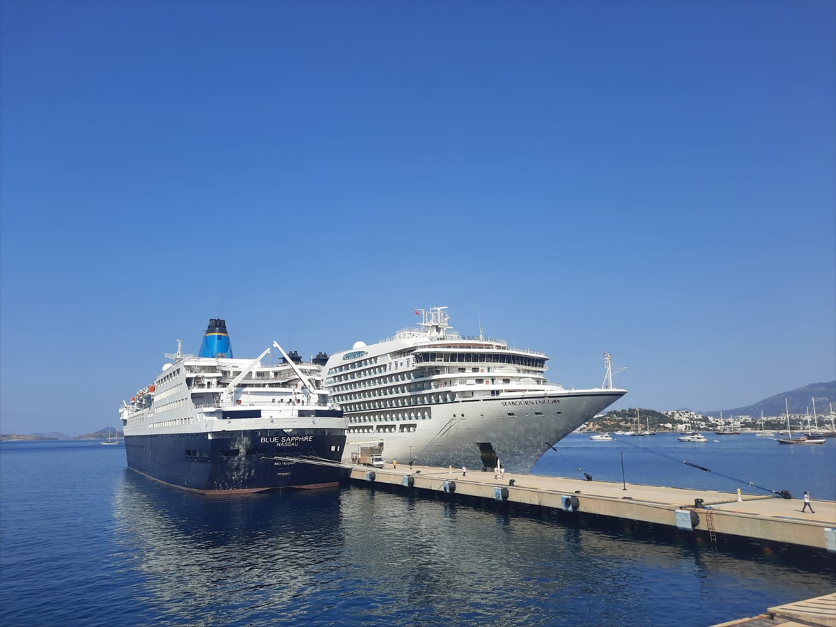 383 yolcusu ile Bahama bandıralı Seabourn Encore, Bodrum'da