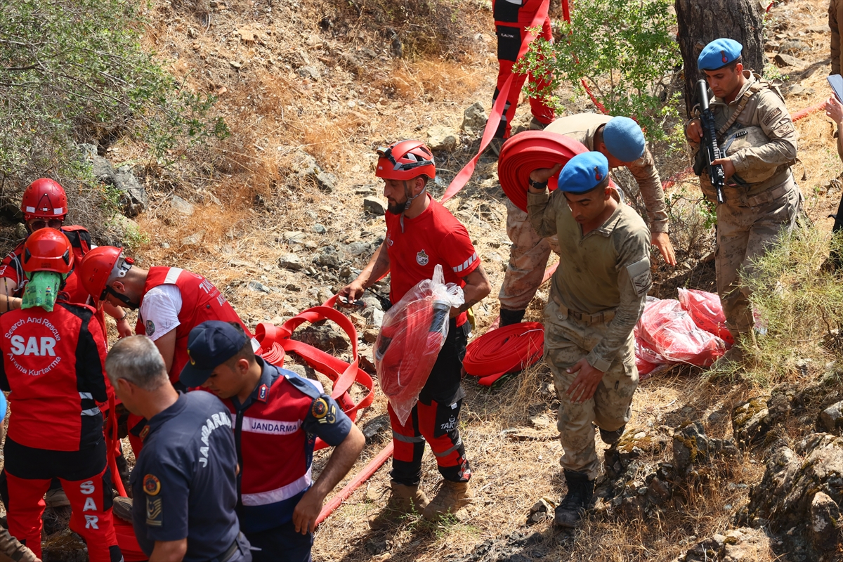 Muğla Valisi Tavlı yangın bölgesinde çalışan yer ekiplerini ziyaret etti
