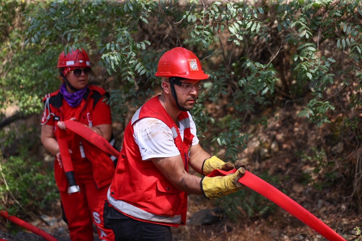 Muğla Valisi Tavlı yangın bölgesinde çalışan yer ekiplerini ziyaret etti