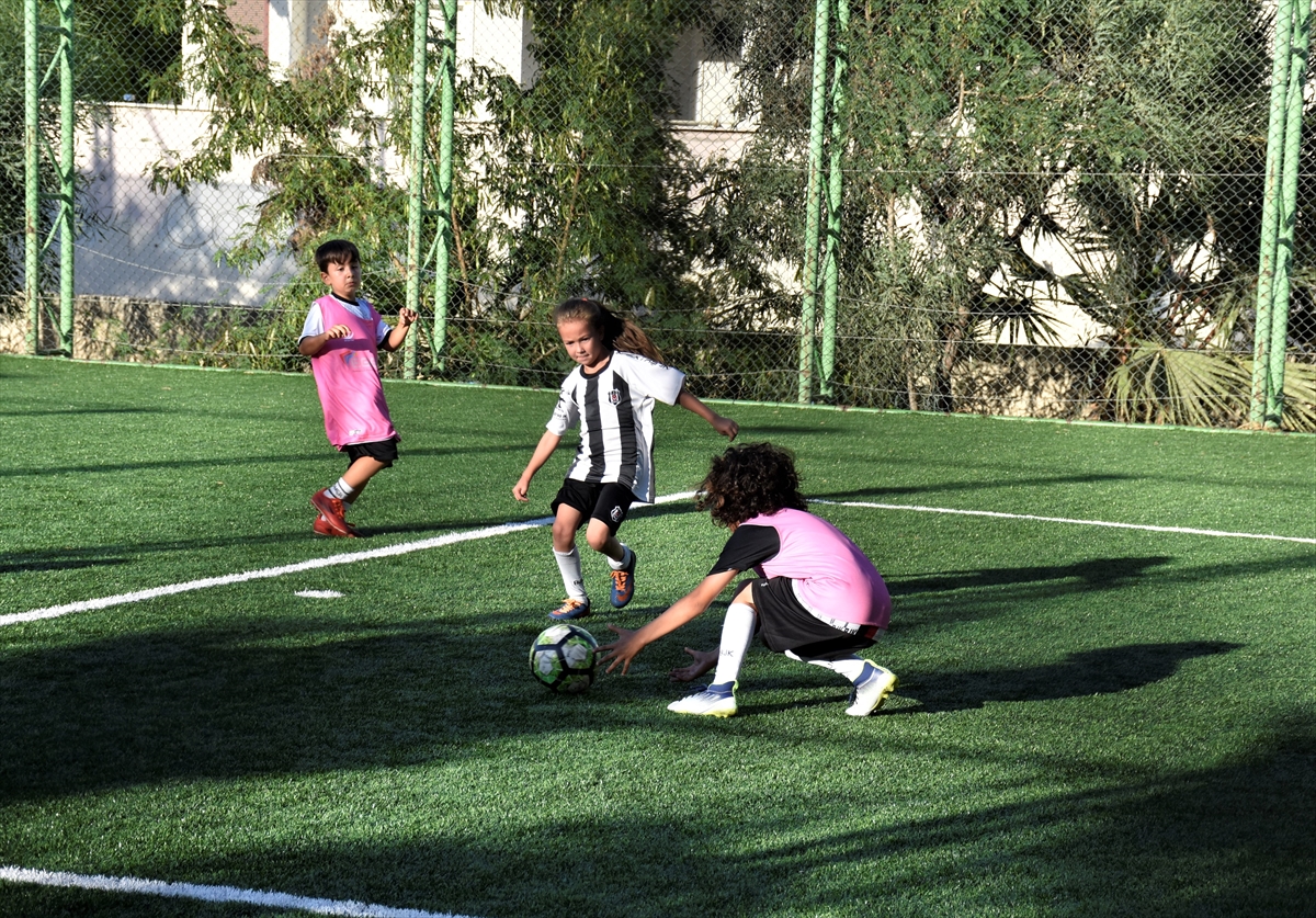 Futbol tutkunu ikiz kız kardeşler, erkek futbol takımıyla antrenman yapıyor