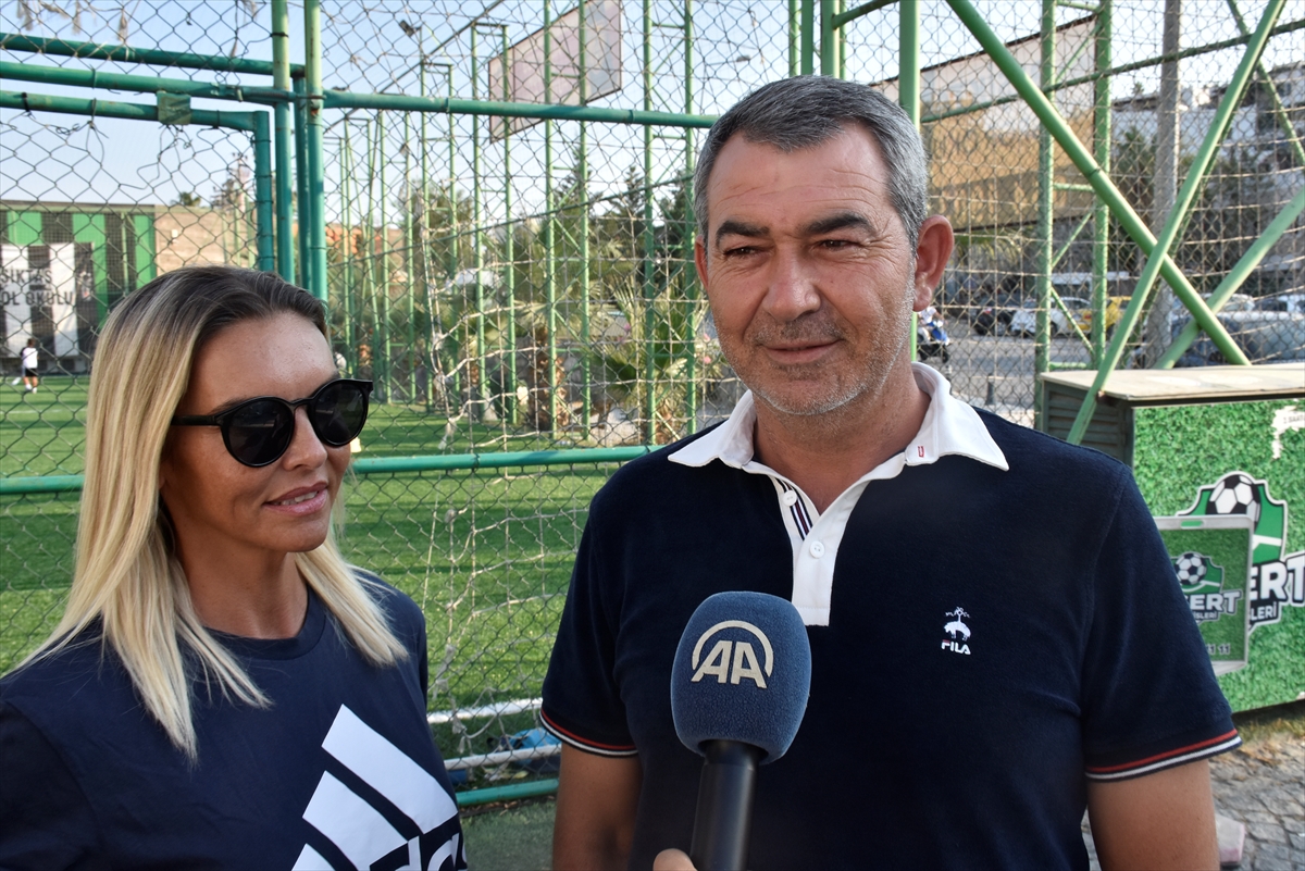 Futbol tutkunu ikiz kız kardeşler, erkek futbol takımıyla antrenman yapıyor
