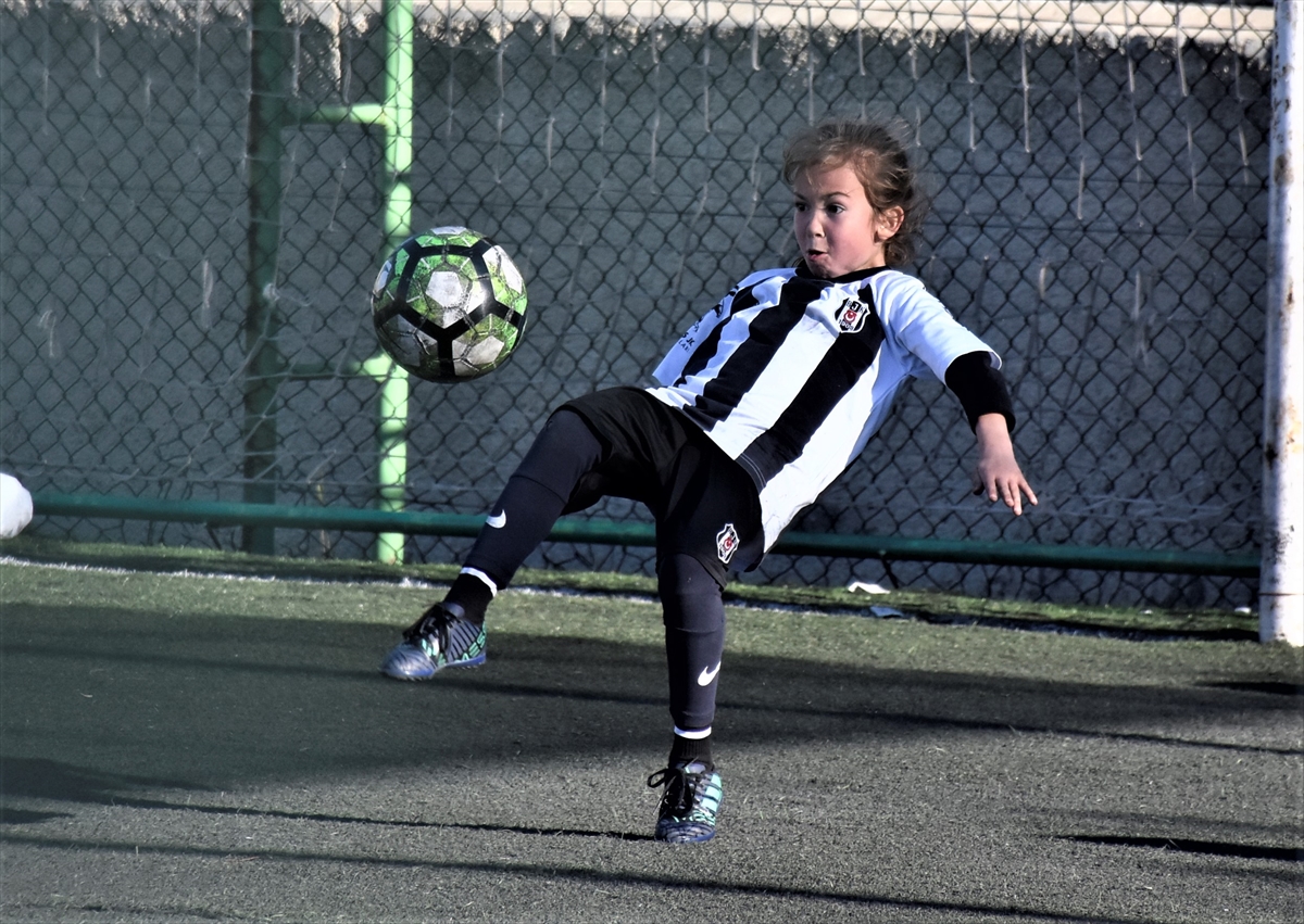 Futbol tutkunu ikiz kız kardeşler, erkek futbol takımıyla antrenman yapıyor