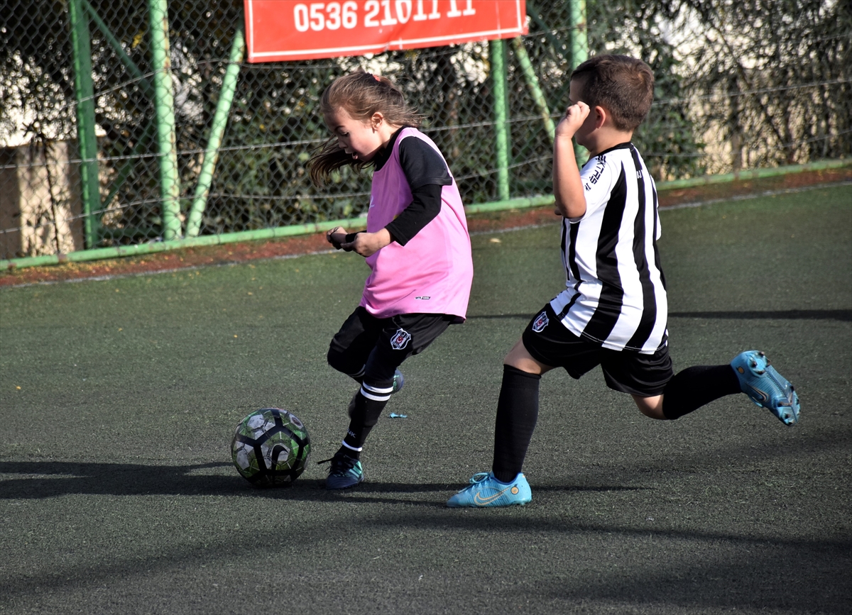 Futbol tutkunu ikiz kız kardeşler, erkek futbol takımıyla antrenman yapıyor